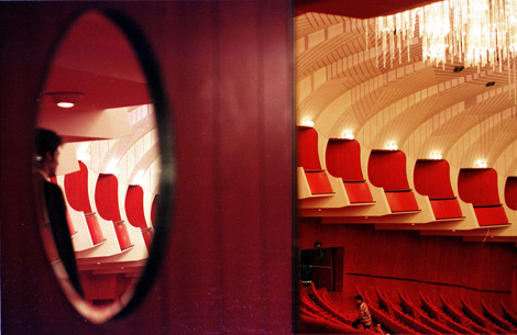 Wie Rippen sind die 31 Logen in den Korpus des großen Zuschauersaales eingelassen. Anstatt mit gewöhnlichen Theatersitzen wurden sie mit Eero Saarines "Tulip Chairs" bestuhlt. Foto: Viola Berlanda