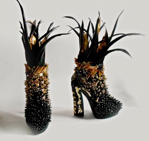 Schwarzgold, 2014, Svenja Ritter, Schuhe, Polystyrol, diverse Materialien, Glasperlen, 28 x 45 x 25 (cm) © GPNE, VG Bild-Kunst, Bonn