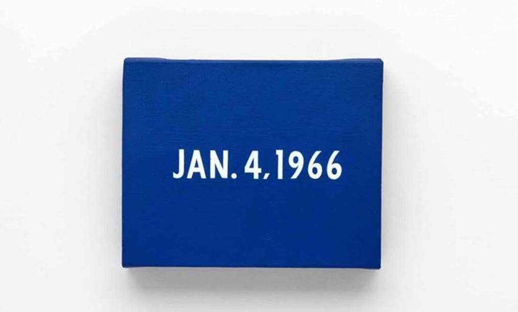 Blauer Acrylblock mit Datumsangabe von On Kawara